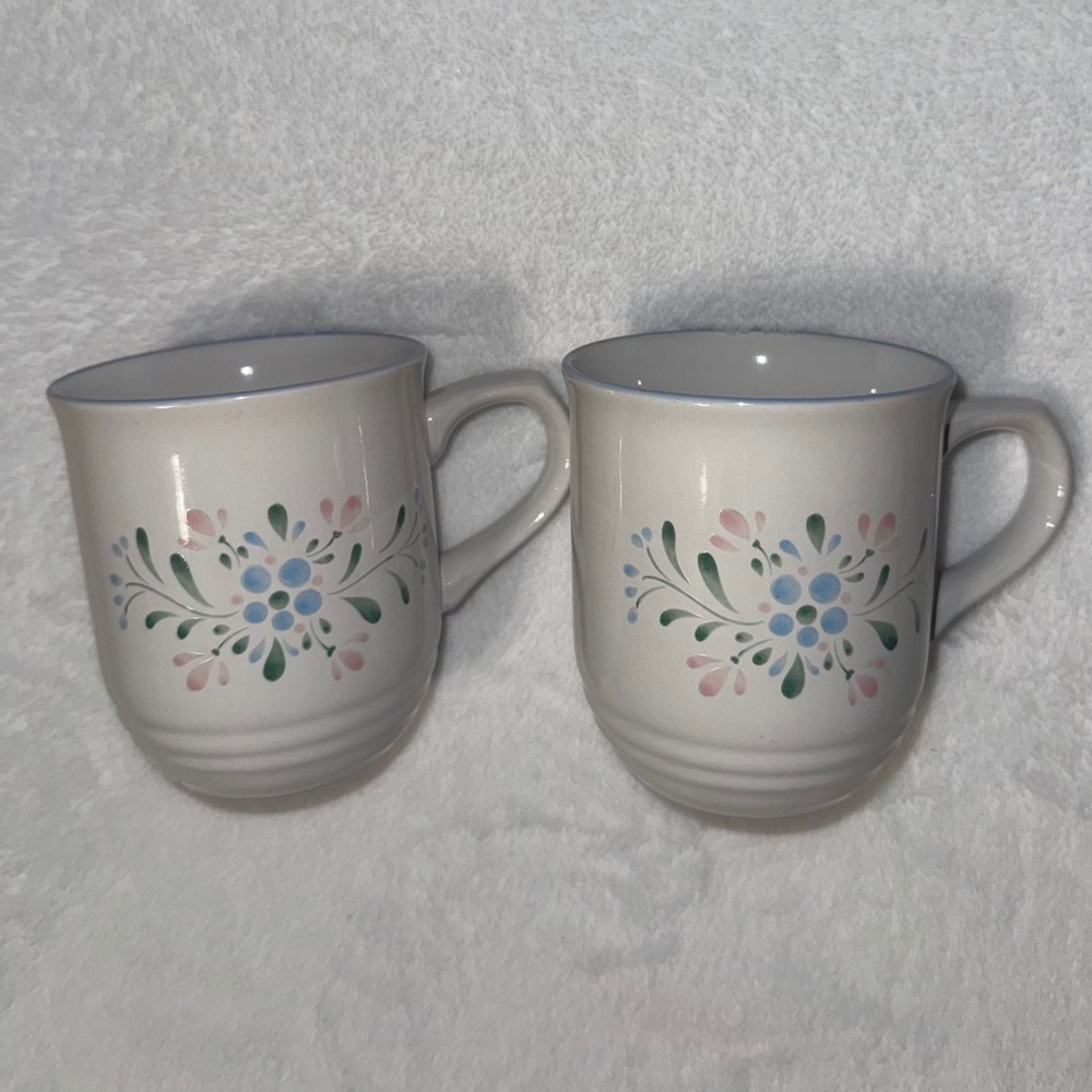 VINTAGE 1980s Fascino 12 fl oz ceramic mug set pink and blue flowers w/ blue rim